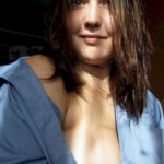 Belle femme seule qui est intéressée par un plan entre libertins