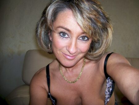 Coquine vraiment très classe recherche un homme réservé