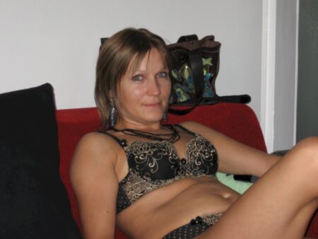 Je suis très souvent disponible tard le soir pour un plan entre coquins